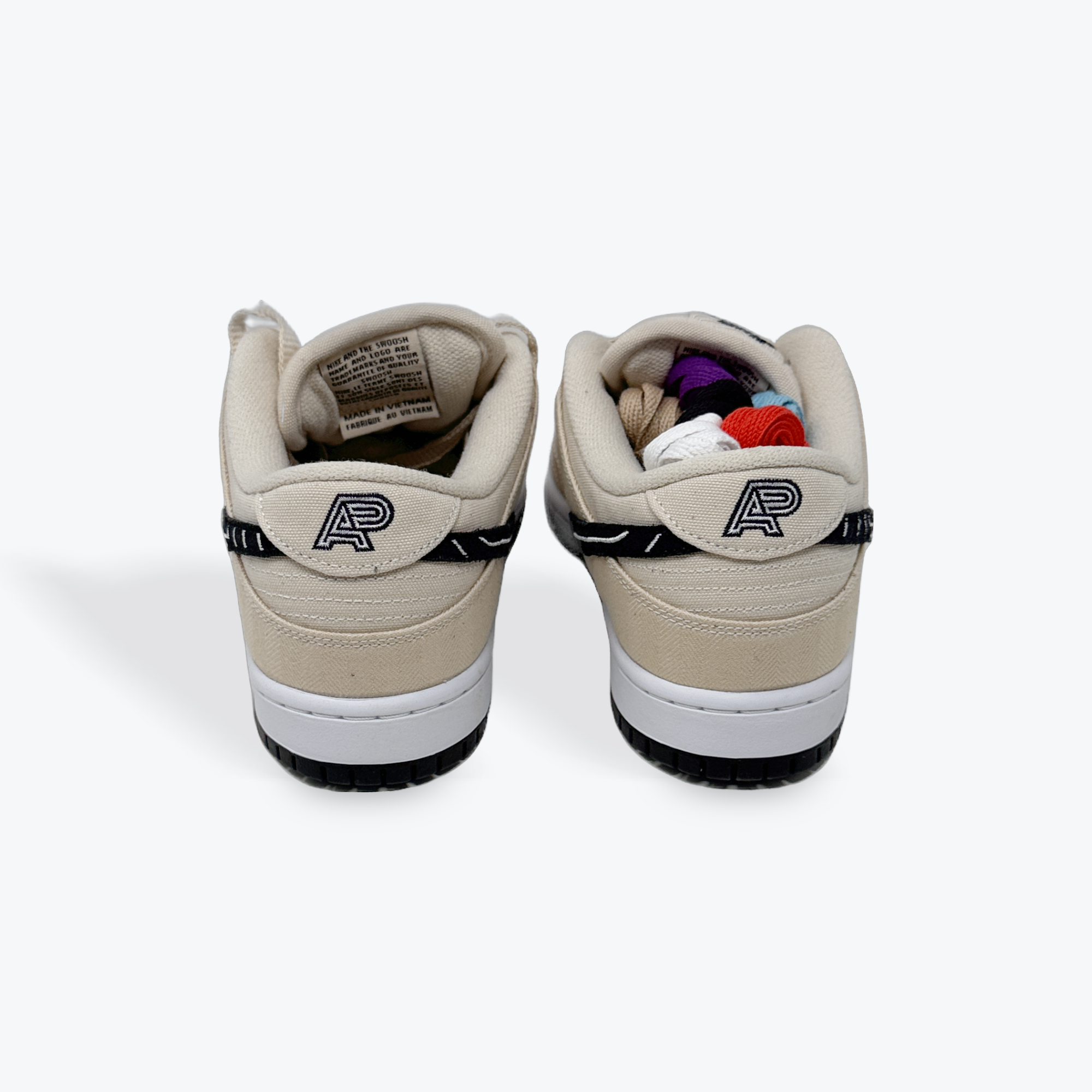 SB Dunk Low Albino & Preto